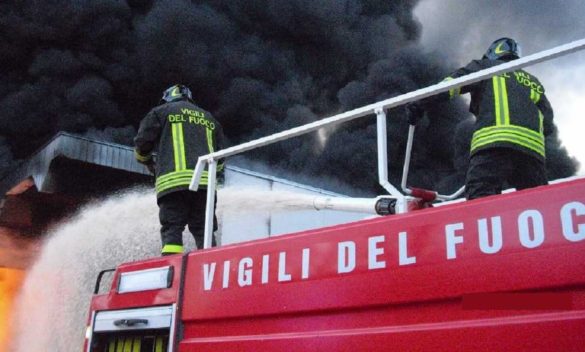 Autostrada A12 tra Sarzana e Carrara chiusa e code a causa di un camion in fiamme.