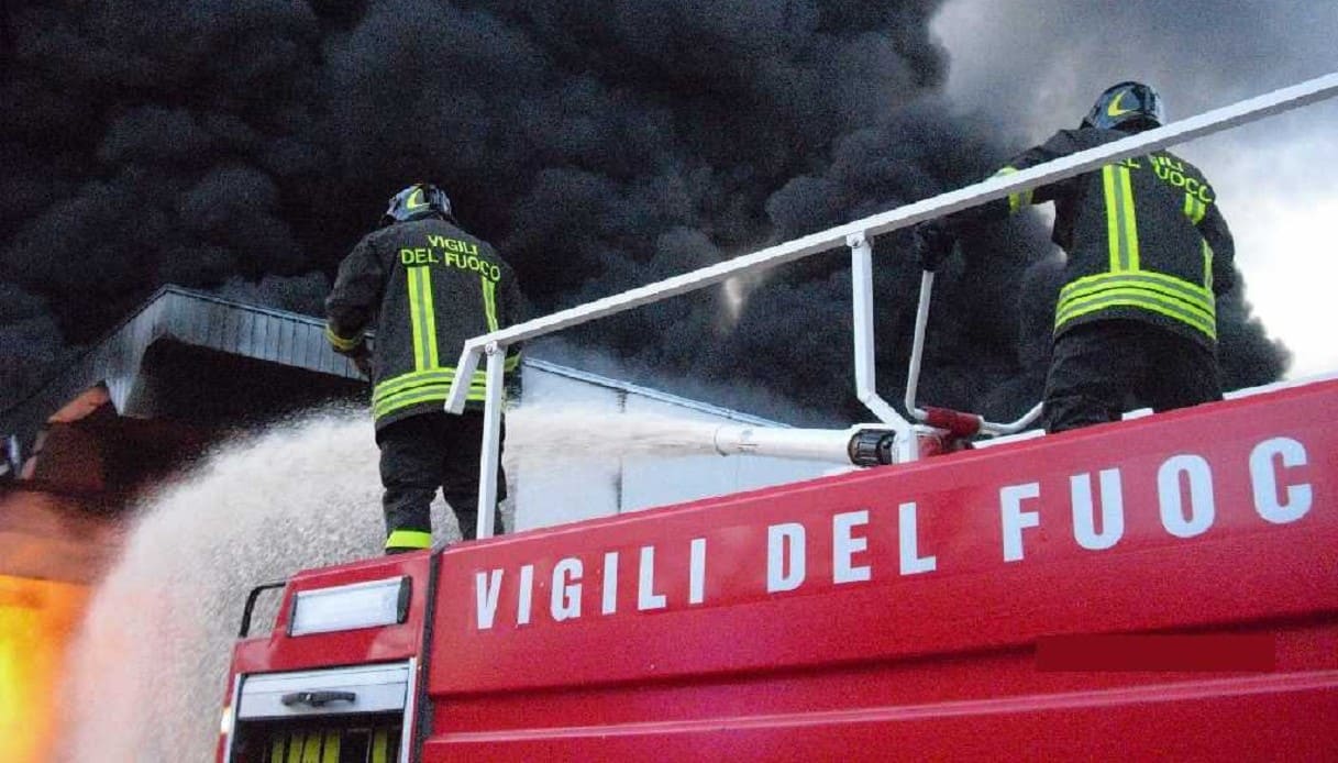 Autostrada A12 tra Sarzana e Carrara chiusa e code a causa di un camion in fiamme.