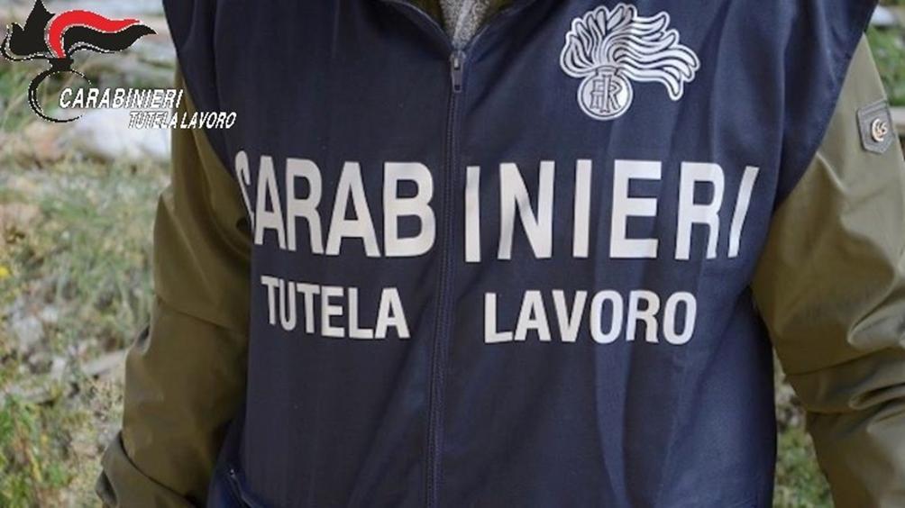 Barbiere punito per lavoro nero e assunzione di irregolari.