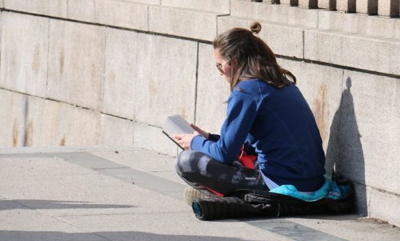 Biblioteca Lazzerini offre spettacoli teatrali con libri viventi a Prato.