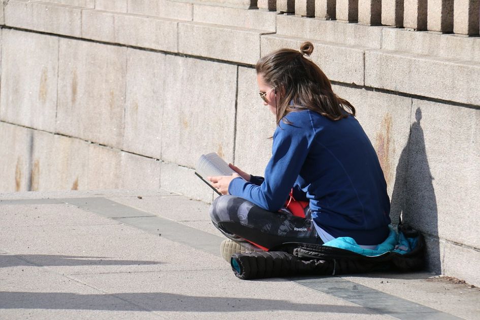 Biblioteca Lazzerini offre spettacoli teatrali con libri viventi a Prato.