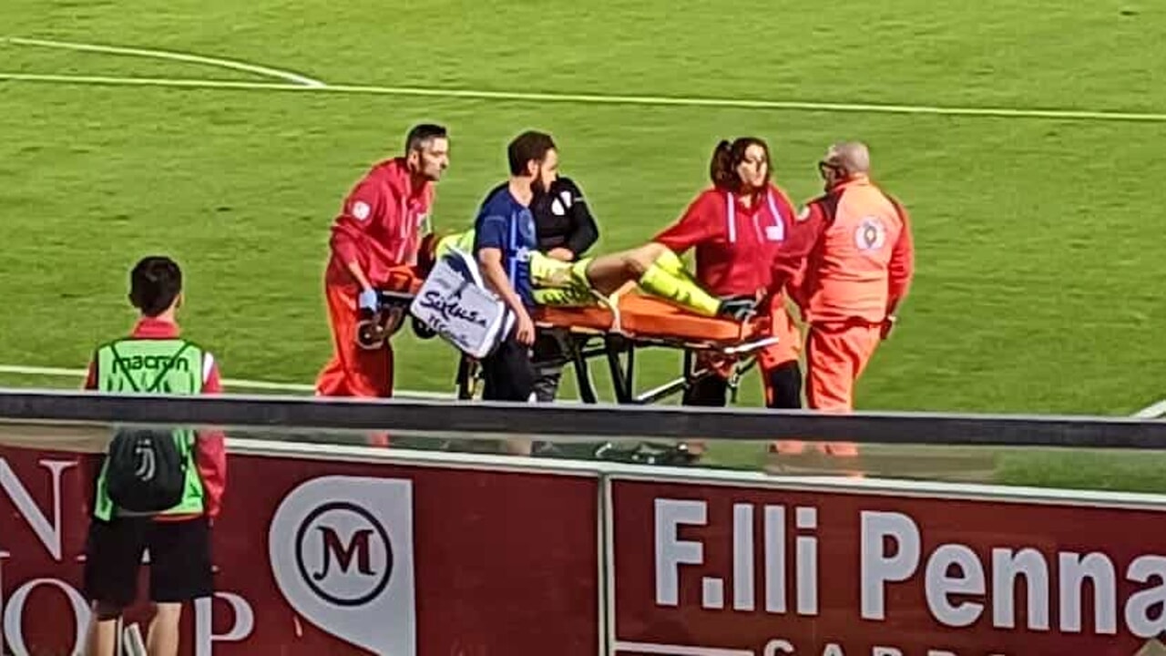 Bomba vicino al fotografo durante Ancona-Arezzo, portiere Trombini in ospedale