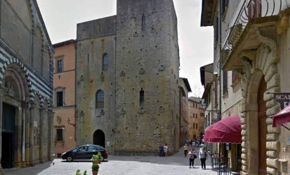 Caduta di visitatore dalla torre di Volterra, intervento dell'elisoccorso.