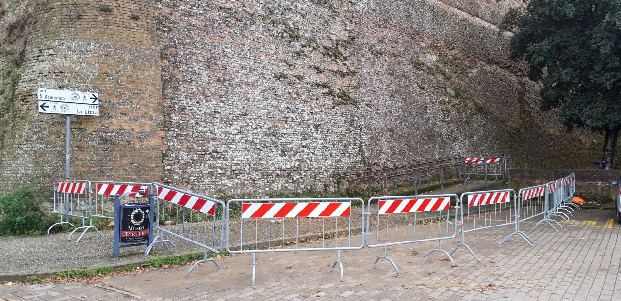 Cadute mattoni dalla Fortezza Medicea, zona messa in sicurezza - Acceso Radio Esse