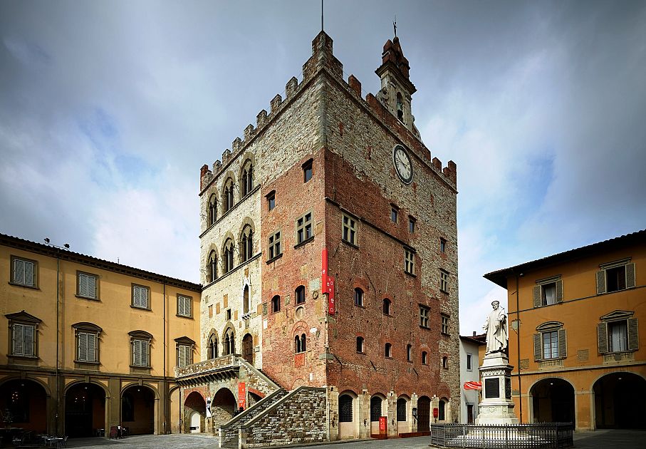 Caduti frammenti durante i lavori a Palazzo Pretorio di Prato.