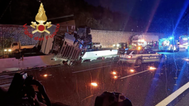 Camion carico di pneumatici si ribalta in A1 prima di Firenze Sud: tre persone ferite