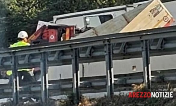 Camion causa blocco traffico A1 Valdarno-Arezzo, distribuita acqua alle auto in coda