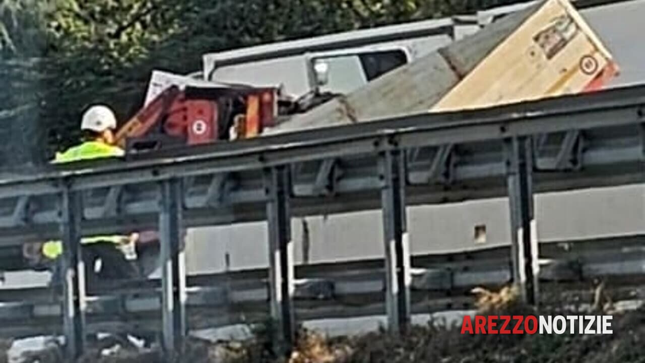 Camion causa blocco traffico A1 Valdarno-Arezzo, distribuita acqua alle auto in coda