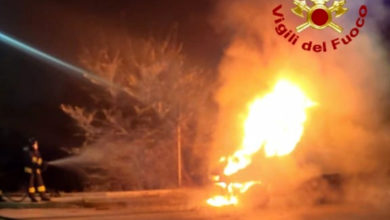 Camion in fiamme durante la notte in Via Peppino Impastato.