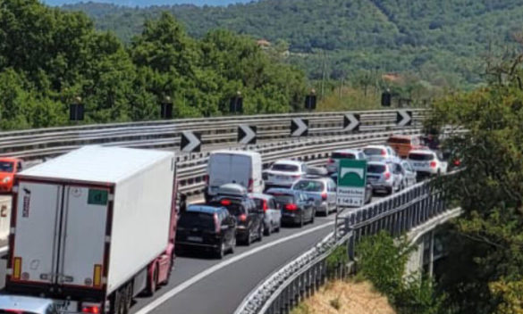 Camion ribaltato sull'A1 a Firenze Sud causa traffico in tilt e 4 feriti.