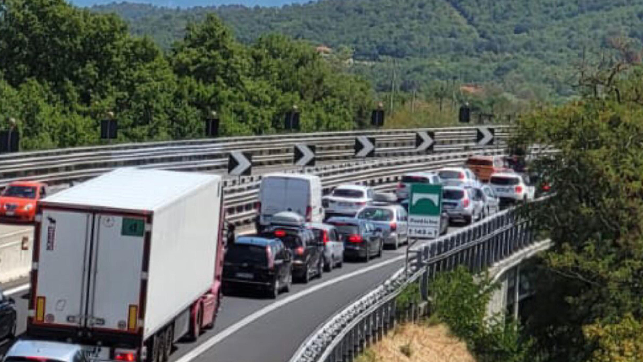 Camion ribaltato sull'A1 a Firenze Sud causa traffico in tilt e 4 feriti.