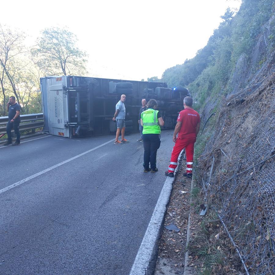 Camion si ribalta su regionale 325 a Vaiano; strada chiusa.