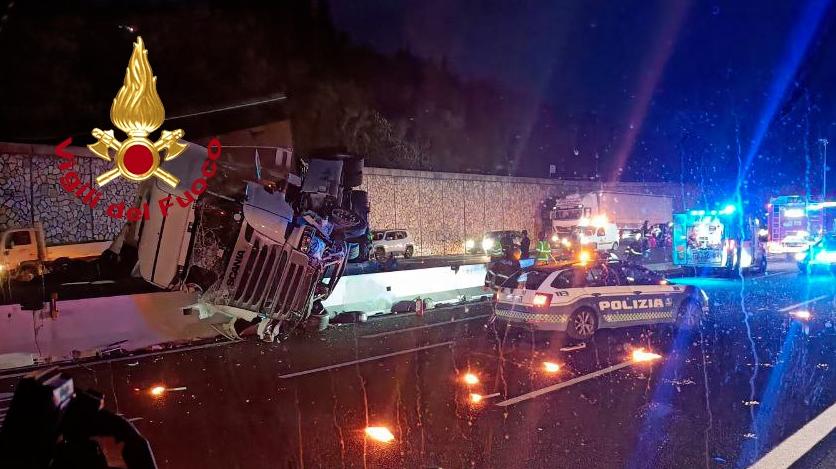 Camion si rovescia in A1 a Firenze Sud e colpisce tre auto.