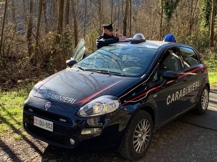 Carabinieri di Bagni di Lucca identificano ladri di bancomat in hotel, effettuando acquisti a Pisa, Lucca e Massa.