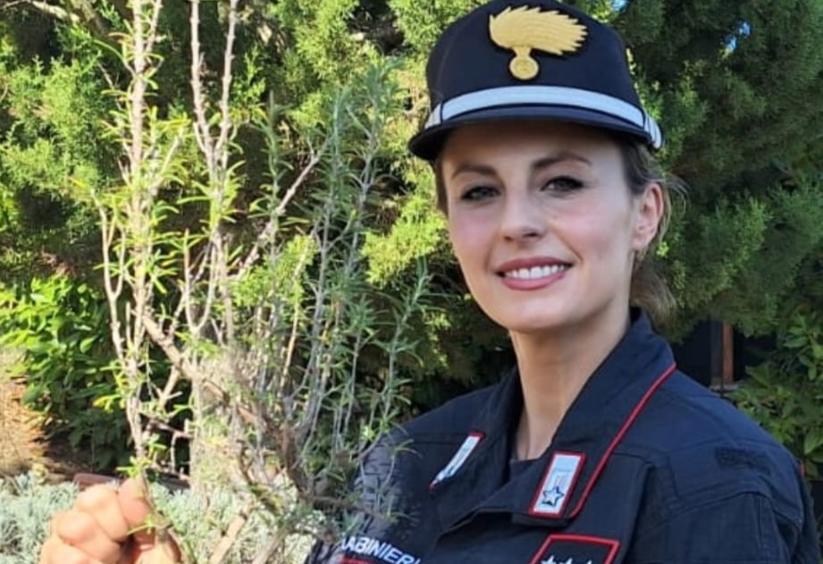 Carabinieri forestali di Siena piantumano albero della salute per l'ospedale di Cagliari.