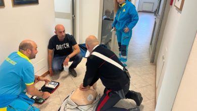 Carabinieri in Toscana imparano l'uso del defibrillatore con la Misericordia di Vaiano.