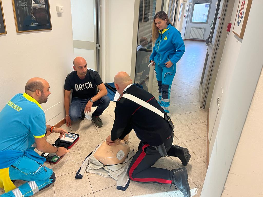 Carabinieri in Toscana imparano l'uso del defibrillatore con la Misericordia di Vaiano.