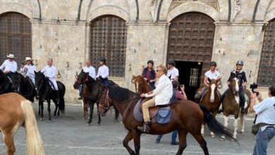 Cavalli di Siena in parata con Rompicollo in sella per Piazza del Campo