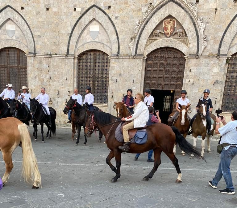 Cavalli di Siena in parata con Rompicollo in sella per Piazza del Campo