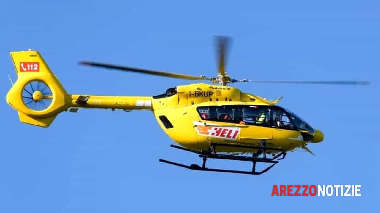 Ciclista investito nel centro di Arezzo, grave ferita a 53 anni