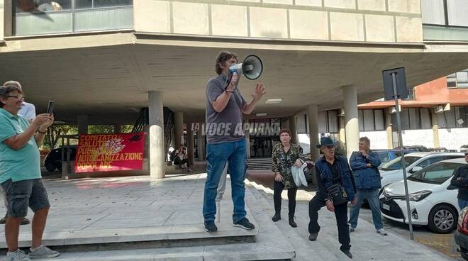 comitati Monoblocco sit  in Carrara