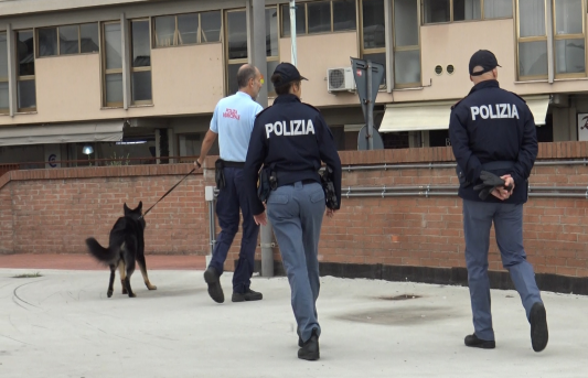 Controlli straordinari di polizia nel quartiere Serraglio, lo riporta TV Prato.