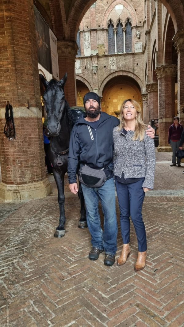 Cristian Moroni e la sua cavalla Furia visitano Siena - Brontolo commenta.