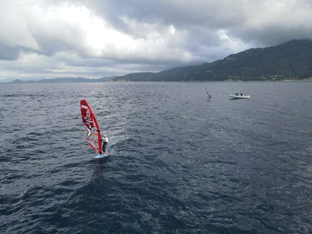 Da Sardegna a Livorno in windsurf, l'impresa di Matteo Iachino.