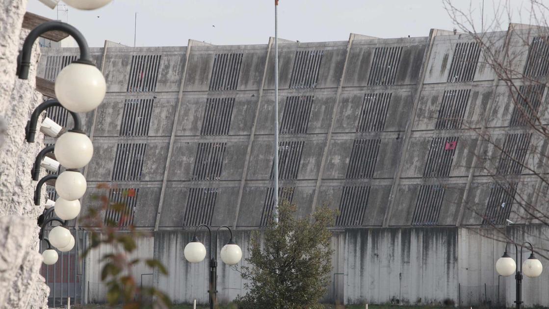 Detenuto a Sollicciano aggredisce quattro agenti usando estintore.