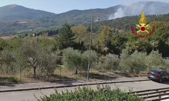 Divieto bruciamenti ripristinato dopo incendio vicino abitazioni nella zona fiorentina.