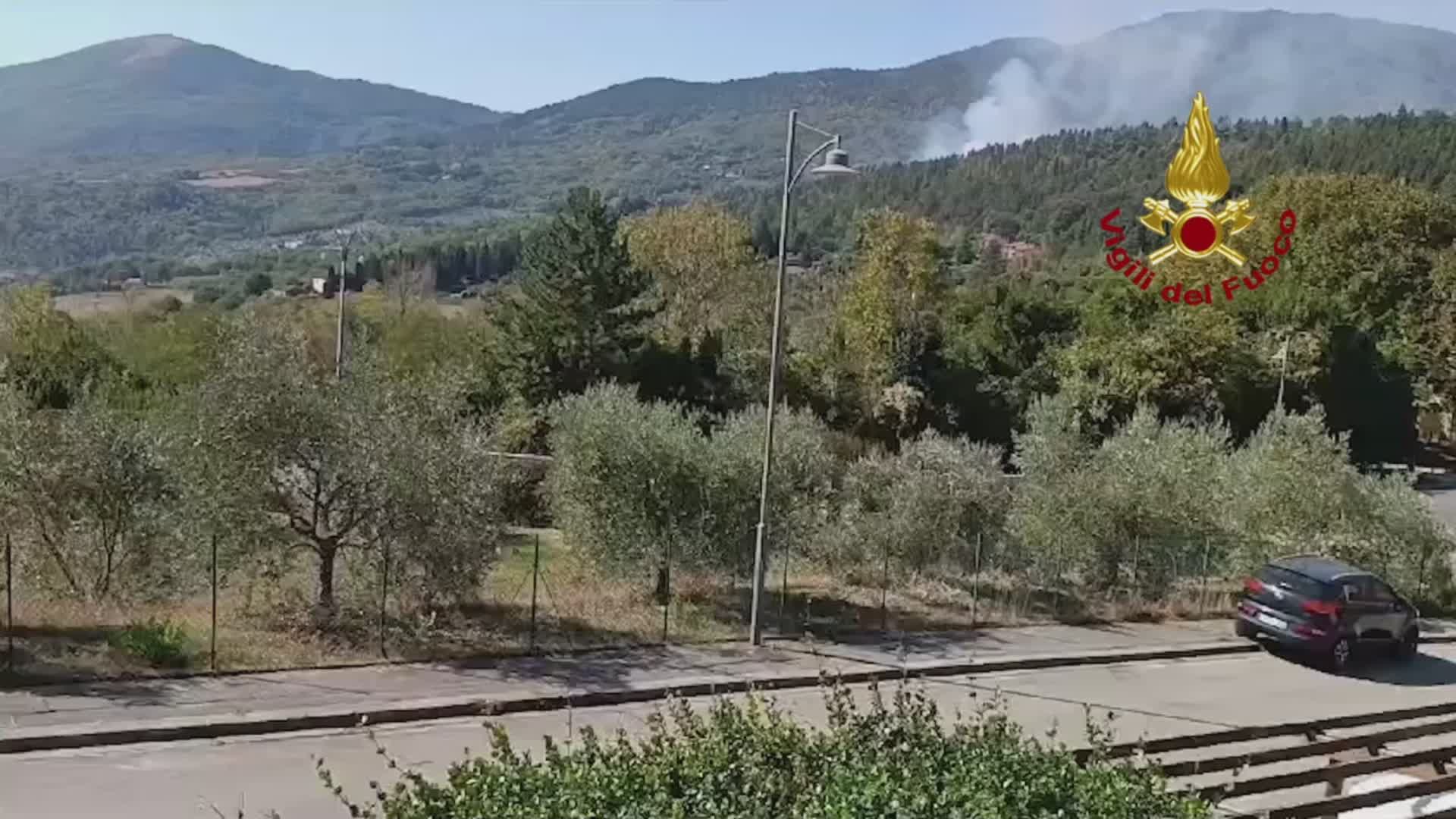 Divieto bruciamenti ripristinato dopo incendio vicino abitazioni nella zona fiorentina.