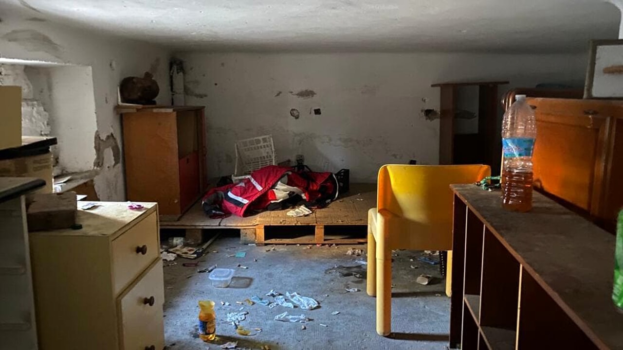 Due alloggi Apes in via Quarantola sgomberati per spaccio e occupazioni abusive.