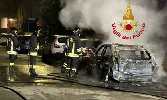 Due auto danneggiate in incendio a Empoli.