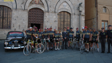 Eorica, squadra fuoco giallo e auto storiche su strade bianche senesi.