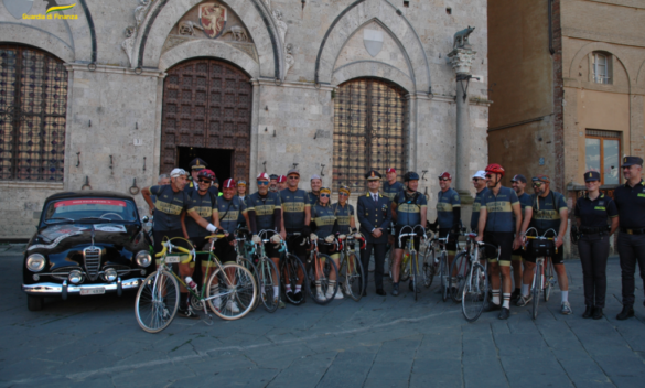 Eorica, squadra fuoco giallo e auto storiche su strade bianche senesi.