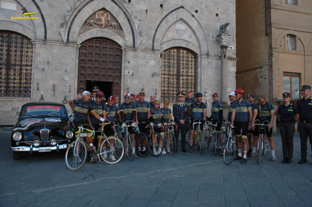 Eorica, squadra fuoco giallo e auto storiche su strade bianche senesi.