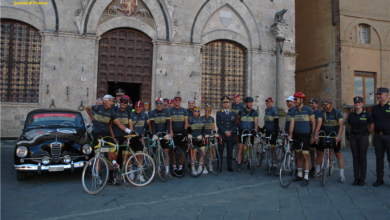 Eroica 2023 a Gaiole in Chianti, squadra Fiamme Gialle e auto storiche in strade senesi.