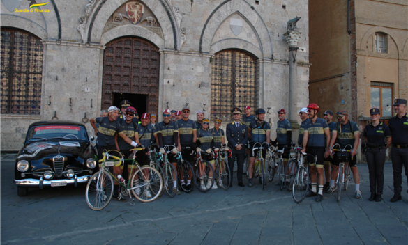 Eroica 2023 a Gaiole in Chianti, squadra Fiamme Gialle e auto storiche in strade senesi.