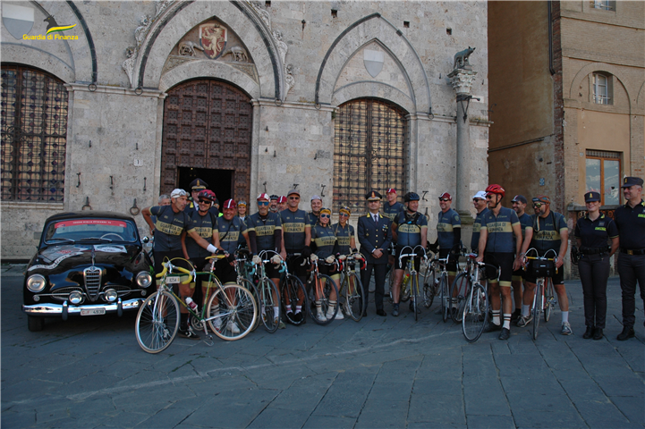 Eroica 2023 a Gaiole in Chianti, squadra Fiamme Gialle e auto storiche in strade senesi.