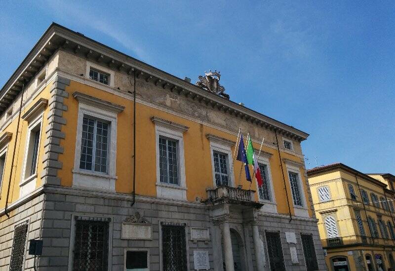 Fasci luminosi su palazzo Roderio per sensibilizzare cittadini in occasione giornate mondiali di campagne sociali