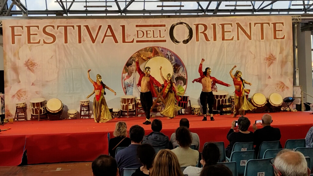 Festival dell'oriente a Carrarafiere, un'immersione sensoriale tra luci, profumi e colori.