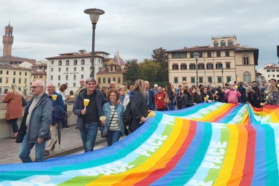 La fiaccolata per la pace a Firenze