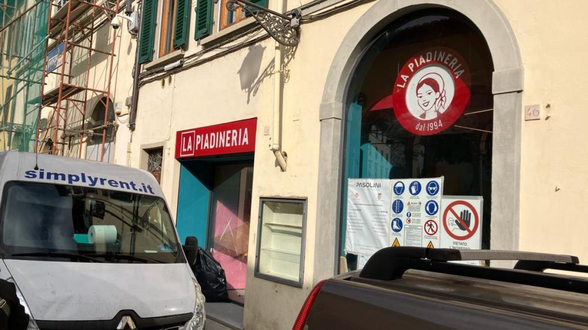 Firenze, Piadineria sostituisce storica valigeria in piazza dei Cimpi, Comune considera restrizioni.