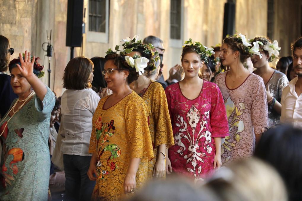 Firenze celebra la forza delle donne colpite da tumori in una sfilata emozionante.