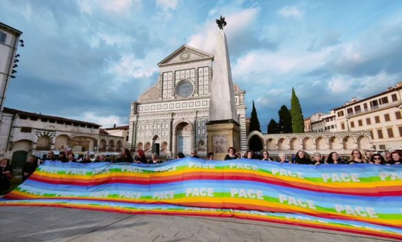 Firenze, piazza Santa Maria Novella, bandiere della pace per cessate il fuoco a Gaza