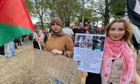 Firenze protesta a sostegno della Palestina con bandiere e slogan.