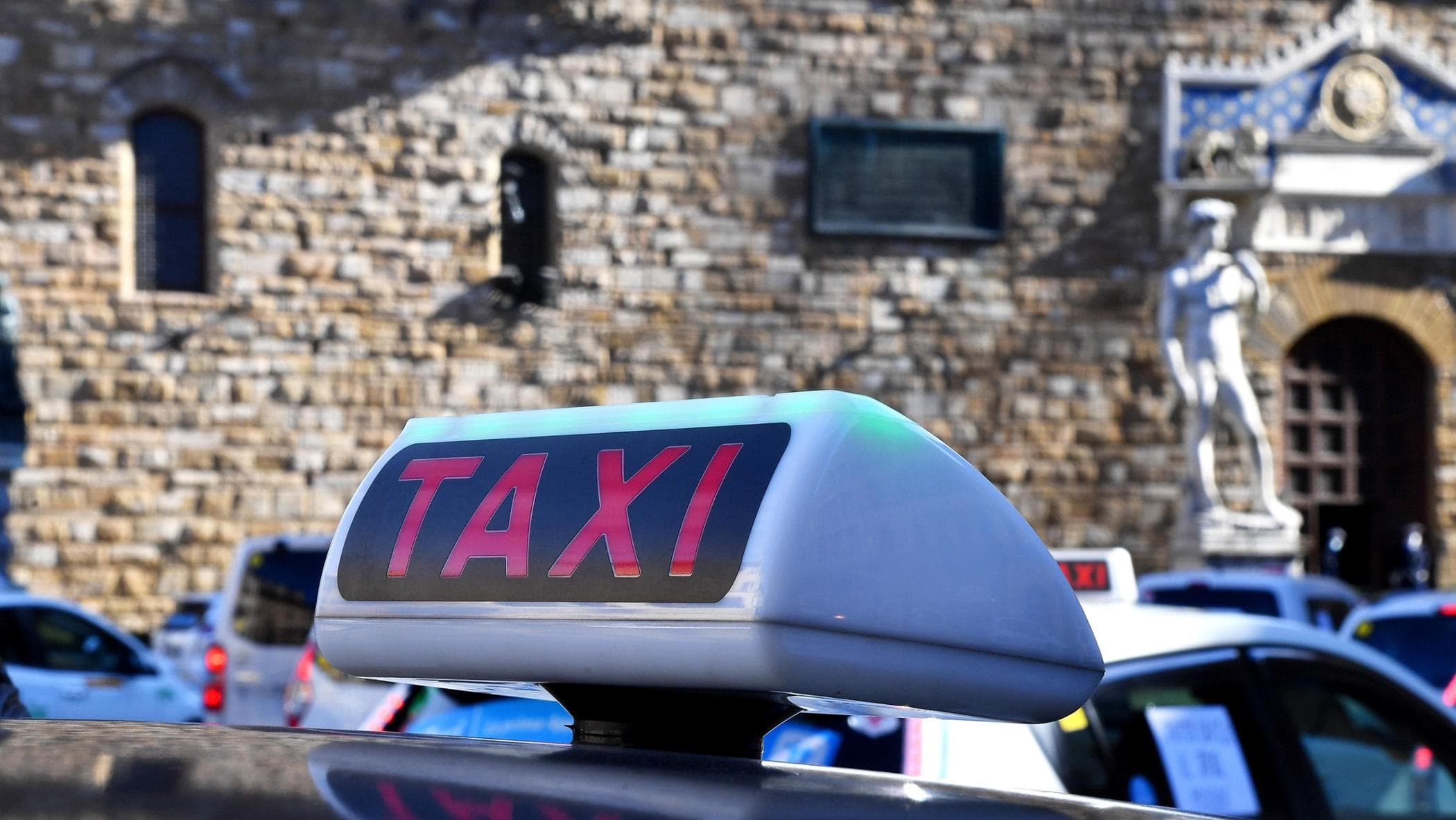 Firenze, taxi introvabili richiedono turni più lunghi, nuove licenze non escluse.