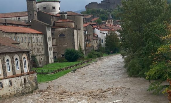 Frane e allerta sul fiume Magra in Toscana, foto e video.