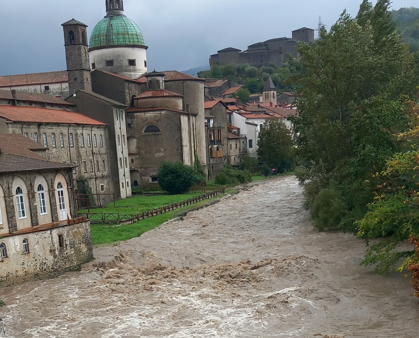 Frane e allerta sul fiume Magra in Toscana, foto e video.