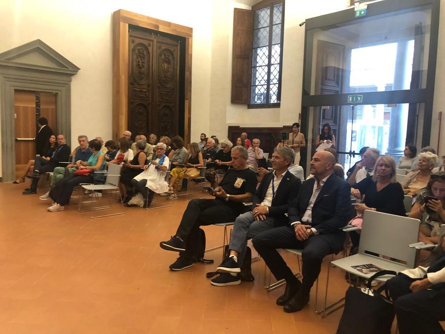 Giganti e fate invadono Gallerie Uffizi a Firenze